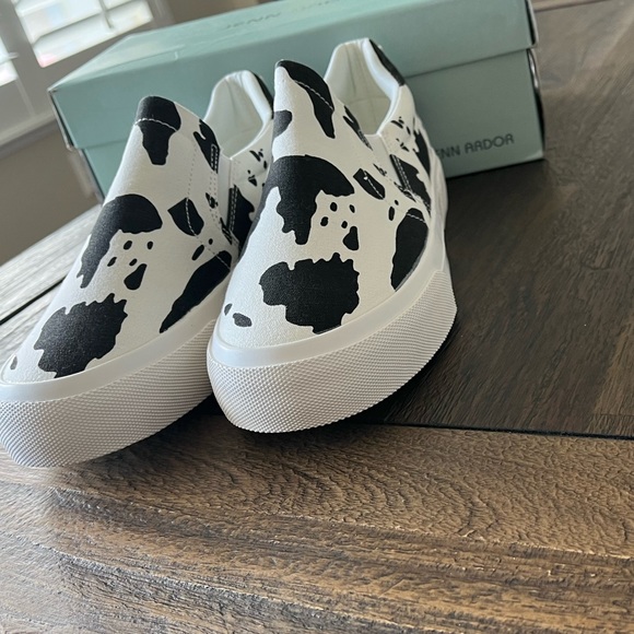 NWT BLACK & WHITE CANVAS COW PRINT SLIP ON SNEAKERS SIZE 7 - Picture 14 of 16